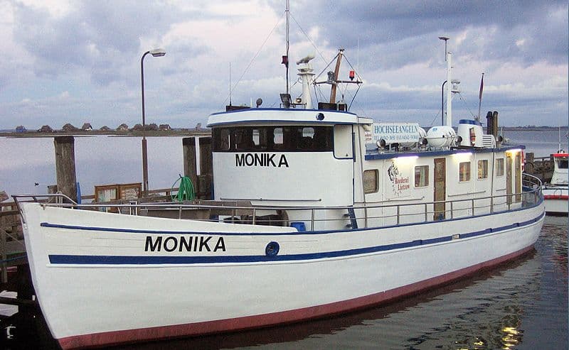 Schiff Monika an einem Pier